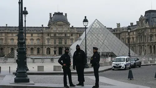 Louvre Müzesi güpe gündüz soyuldu!