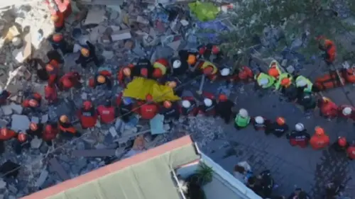 Enkaz altında kalan bir kişinin cansız bedeni böyle çıkartıldı