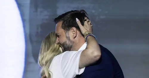 Hey JD Vance sen evlisin Bu Nasıl Sarılmak