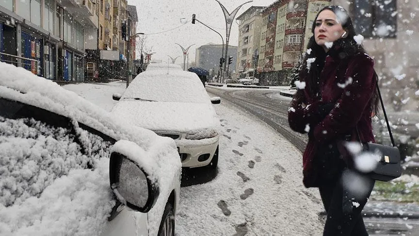 Meteoroloji Uyarmıştı! Kar Felaketi: Yollar Kapandı, İrtibat Kesildi