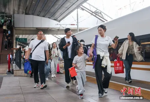 Ulusal Gün ve Sonbahar Ortası Festivali tatilinin üçüncü gününde ülke genelinde demiryolu yolcu akışı yüksek seviyede seyrediyor - chinanews.com