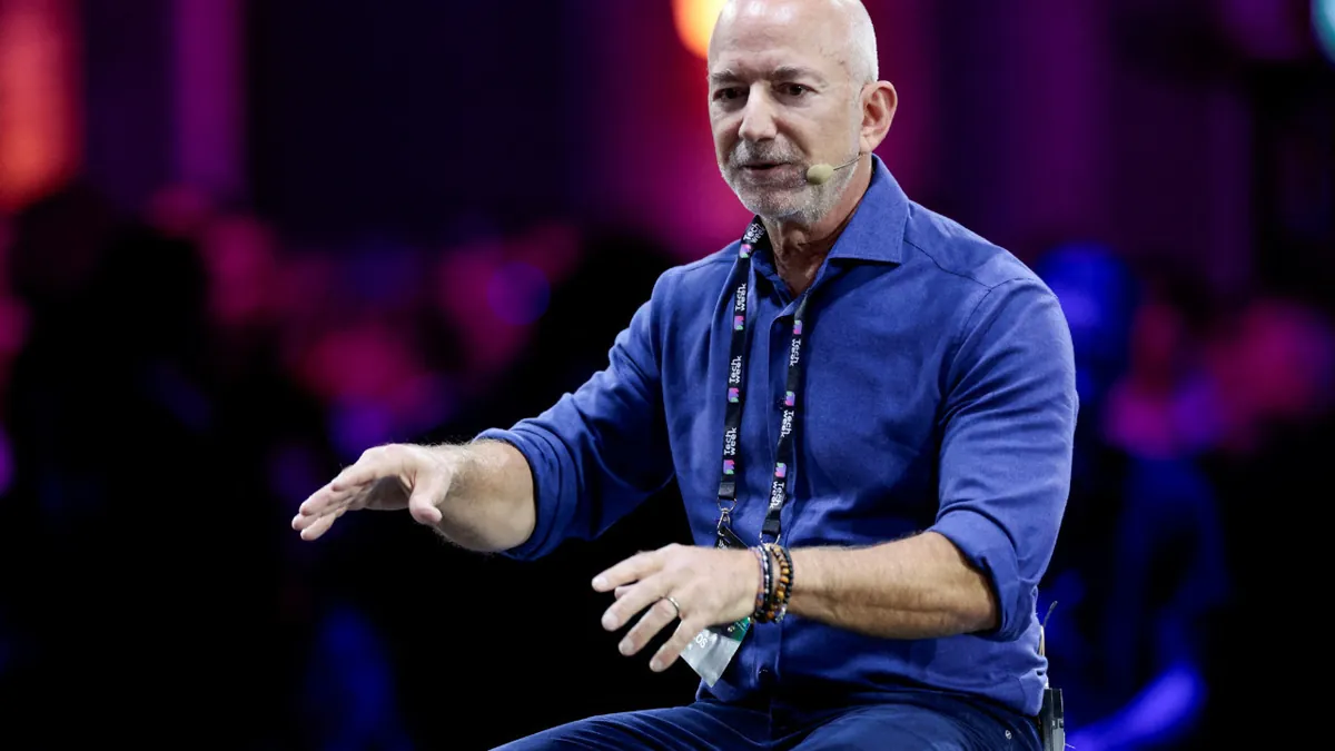 Jeff Bezos'tan çılgın fikir: "Dünyanın B planı yok, fabrikaları Ay'a taşımalıyız"