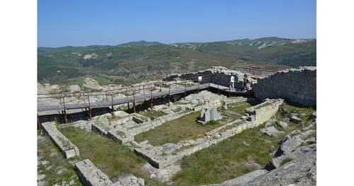 Perperikon - Elit için güçlendirilmiş bir mahalle ve fakirler için hobbit evleri