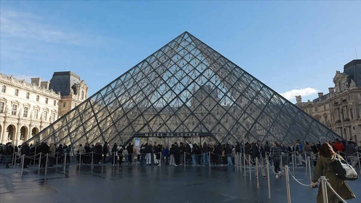 Louvre Müzesi'nde yeni skandal: Yüzlerce nadir kitap hasar gördü