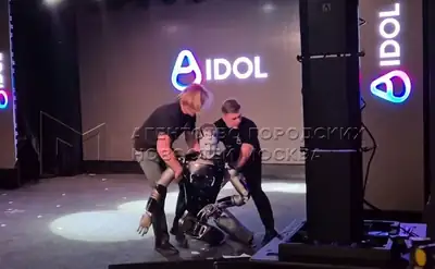 Rusya'da İlk İnsansı Robot Sunumda Düştü